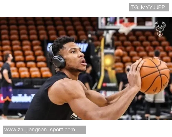 字母哥身穿43号球衣训练双臂肌肉线条惊艳全场引发热议 字母哥身穿43号球衣训练双臂肌肉线条惊艳全场引发热议