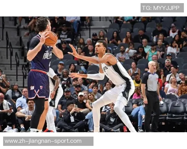 文班亚马半场表现抢眼砍下19分10板3助3断1帽唯失误略显不足