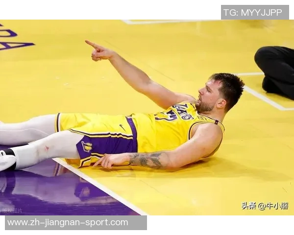 日本性感女星昨日现身湖人主场穿东契奇球衣引发热议 日本性感女星昨日现身湖人主场穿东契奇球衣引发热议